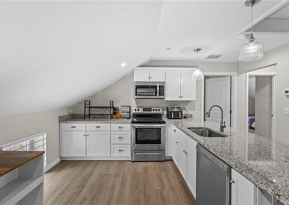 1st image of 5 Hill St Floor 3