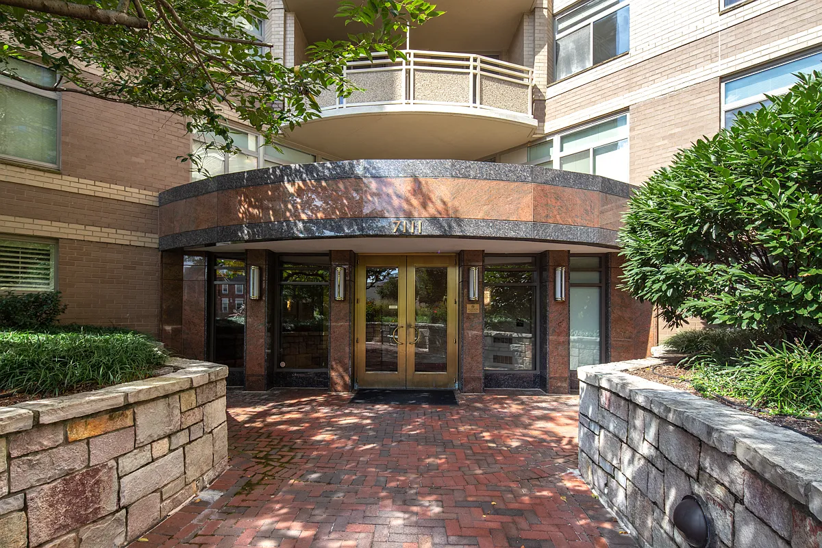 2 bed, 977 sqft, $3,799 — Photo 2