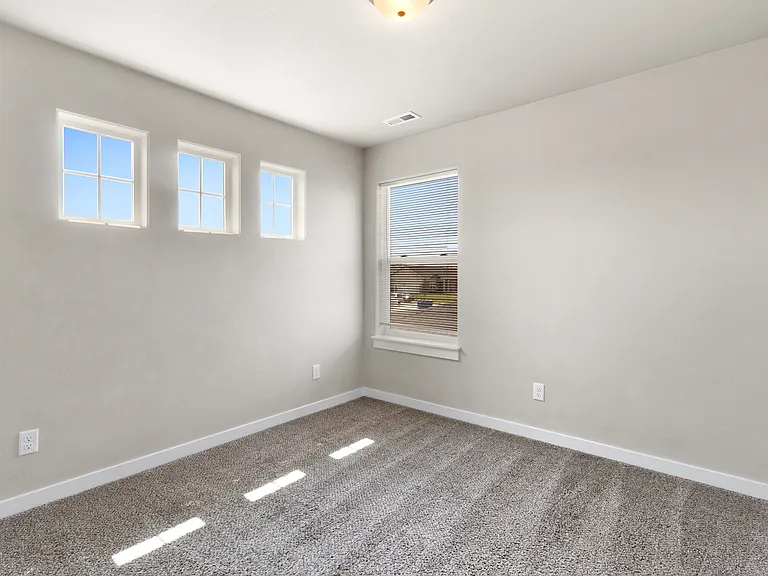 366 Southwood Ave W — Photo 32