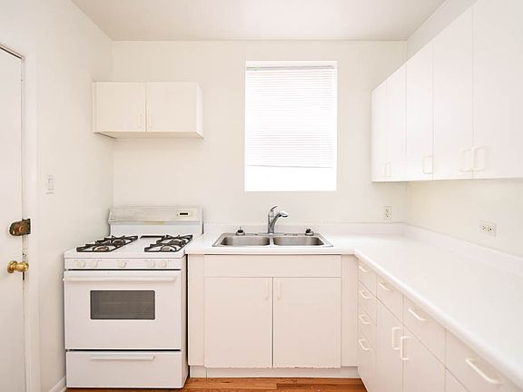 2nd image of 4612 N Hermitage Ave APT 2W