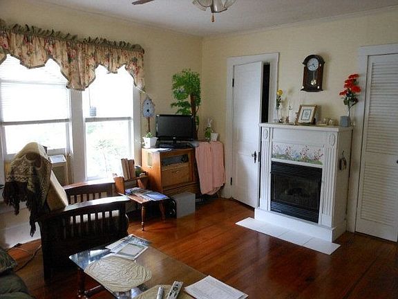 3rd image of 907 Girard Ave