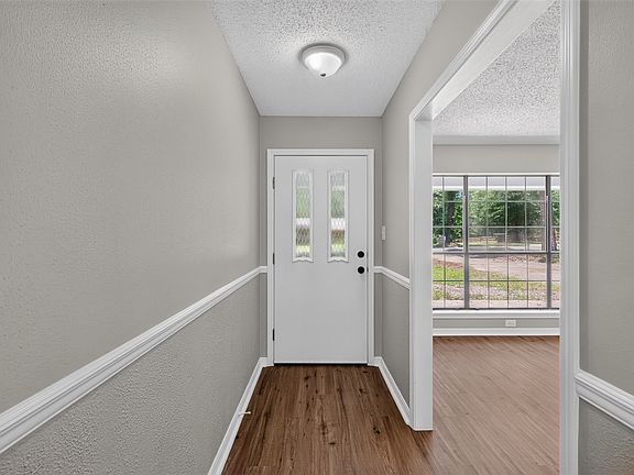 4th image of 1047 Park Dr