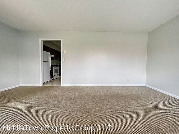 4th image of 105 S Redwood Ln