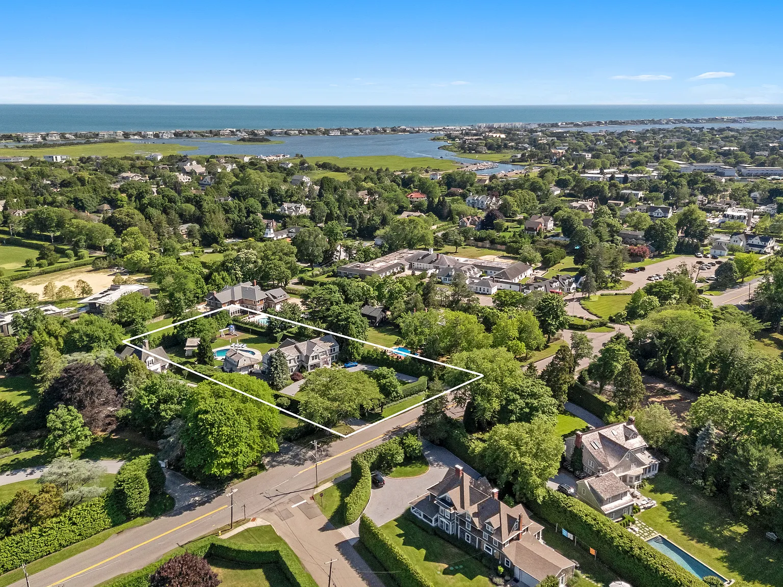 Quintessential Hamptons summer in the heart of the Village — Photo 1