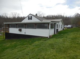 175 9th St, Mount Hope, WV 25880