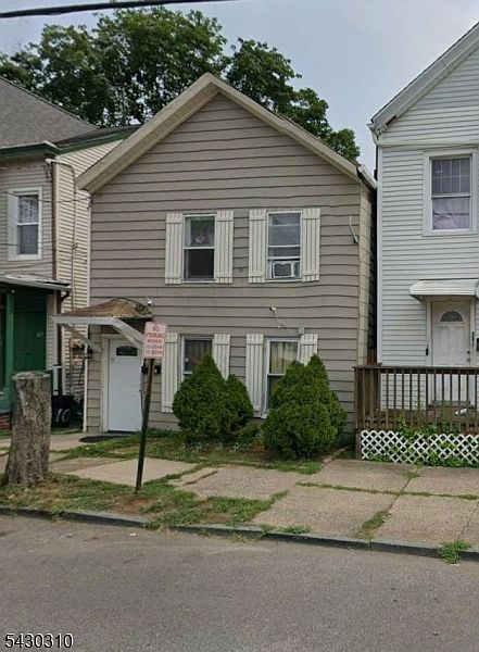 1st image of 8 Kossuth St