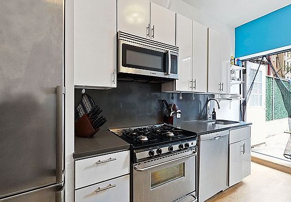 5th image of 252 E 110th St