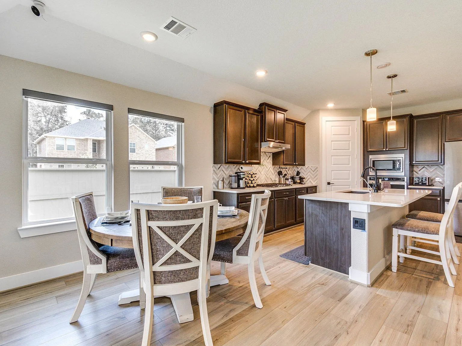 4 bed, 3.0 bath, 2300 sqft, $1,083 — Photo 2