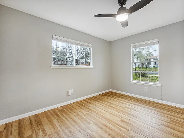 1111 Lawson Ln — Photo 12