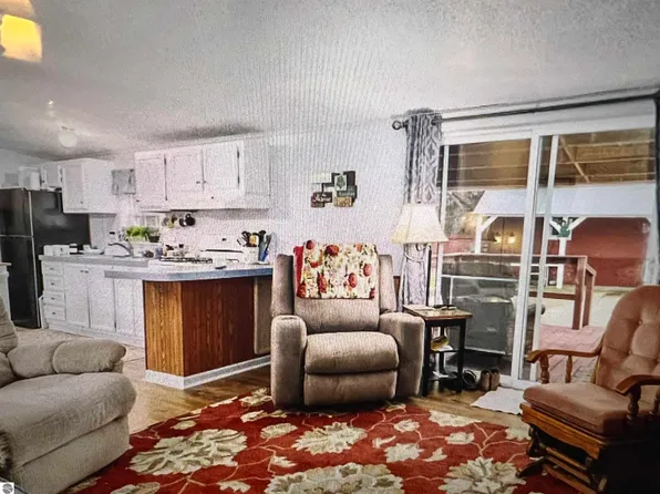 33 W Elm St, Morley, MI 49336