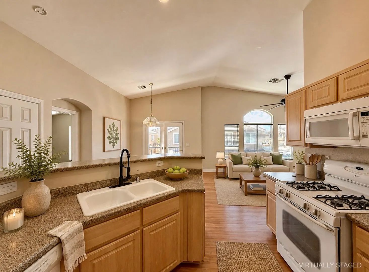 2 bedroom townhome with 1 car garage — Photo 4