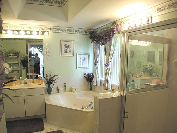 Master Bath w/Roman Tub, whirlpool 