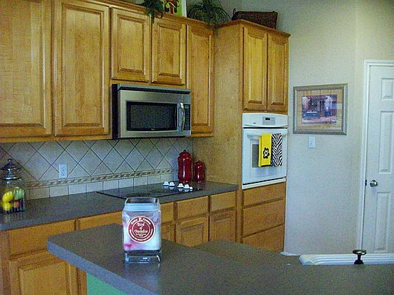 FABULOUS KITCHEN FEATURE 42" OAK CABINETS