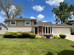 440 W Lake Park Dr, Addison, IL 60101