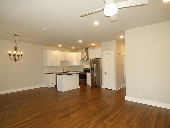 4th image of 272 N De Villiers St