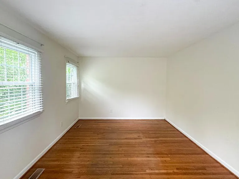 726 Dandridge Dr — Photo 2