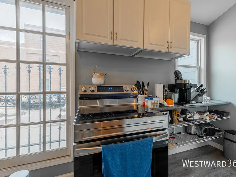 2411 W Belle Plaine Ave #2 — Photo 5
