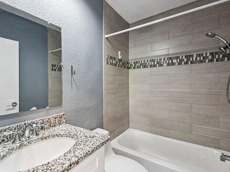 504 W Franklin Ave #2C — Photo 8