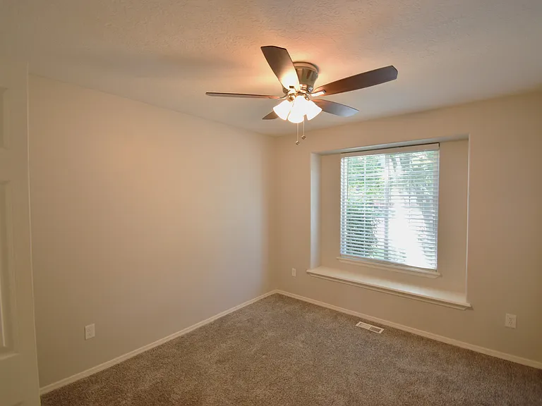 354 E Carver Dr — Photo 10