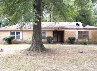 218 Meadowbrook Rd, Greenwood, MS 38930