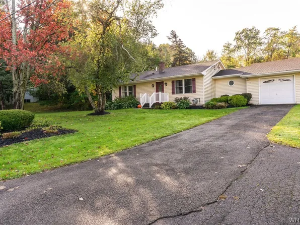 17 Greenmeadow Dr, Orchard Park, NY 14127