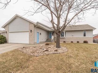 616 Perry Ln S, Harrisburg, SD 57032