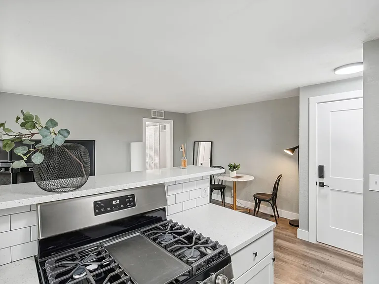 Broadway 46 Apartments — Photo 18