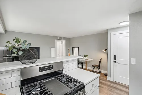 Broadway 46 Apartments Photo 1