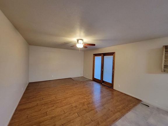 3rd image of 1127 W Meadow Glen Way