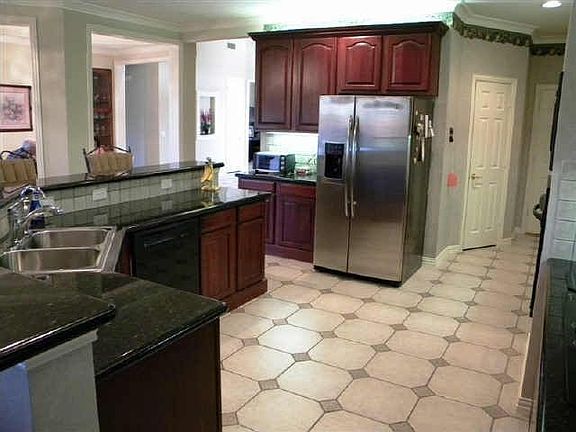 3rd image of 109 Suncreek Dr
