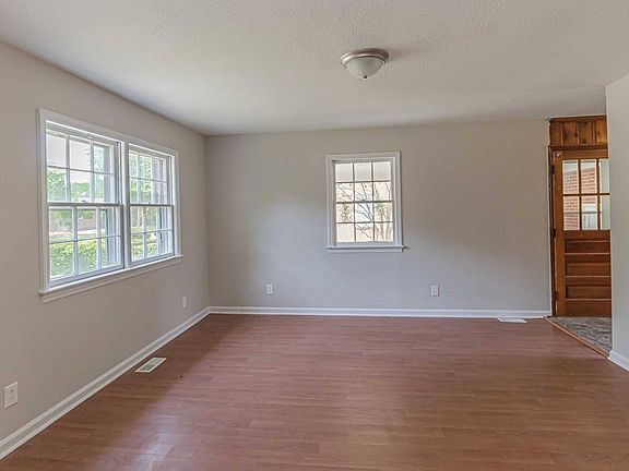 4th image of 906 Franklin St