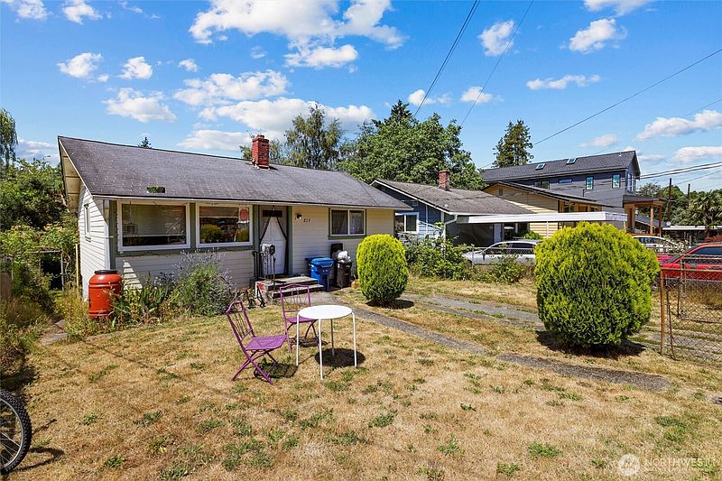 4th image of 215 31st Avenue E