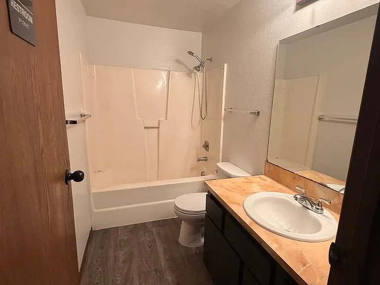 534 E Division St #1-7 — Photo 6