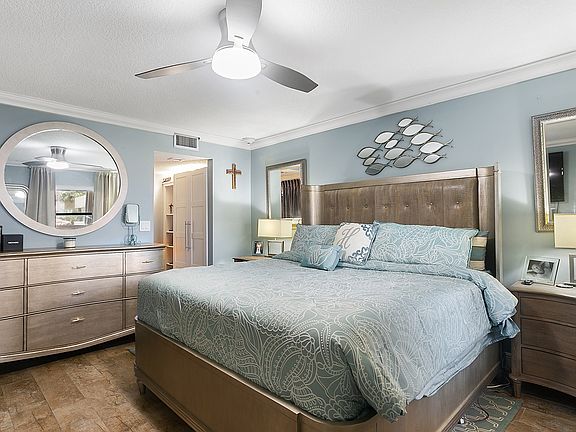 5th image of 330 SE 20th Ave APT 202