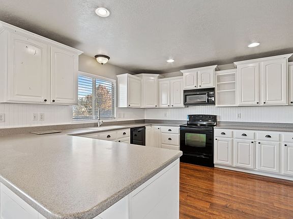 2nd image of 792 N Canterbury Ct