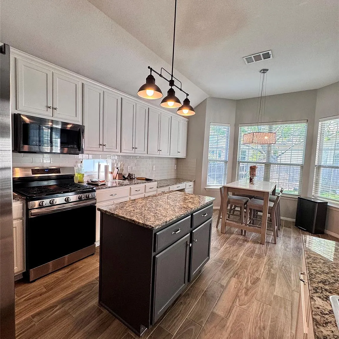 4 bed, 2.0 bath, 2406 sqft, $2,700 — Photo 3
