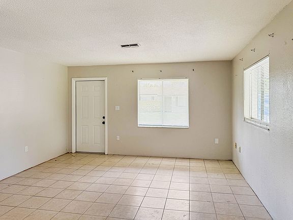 4th image of 202 2nd St APT J