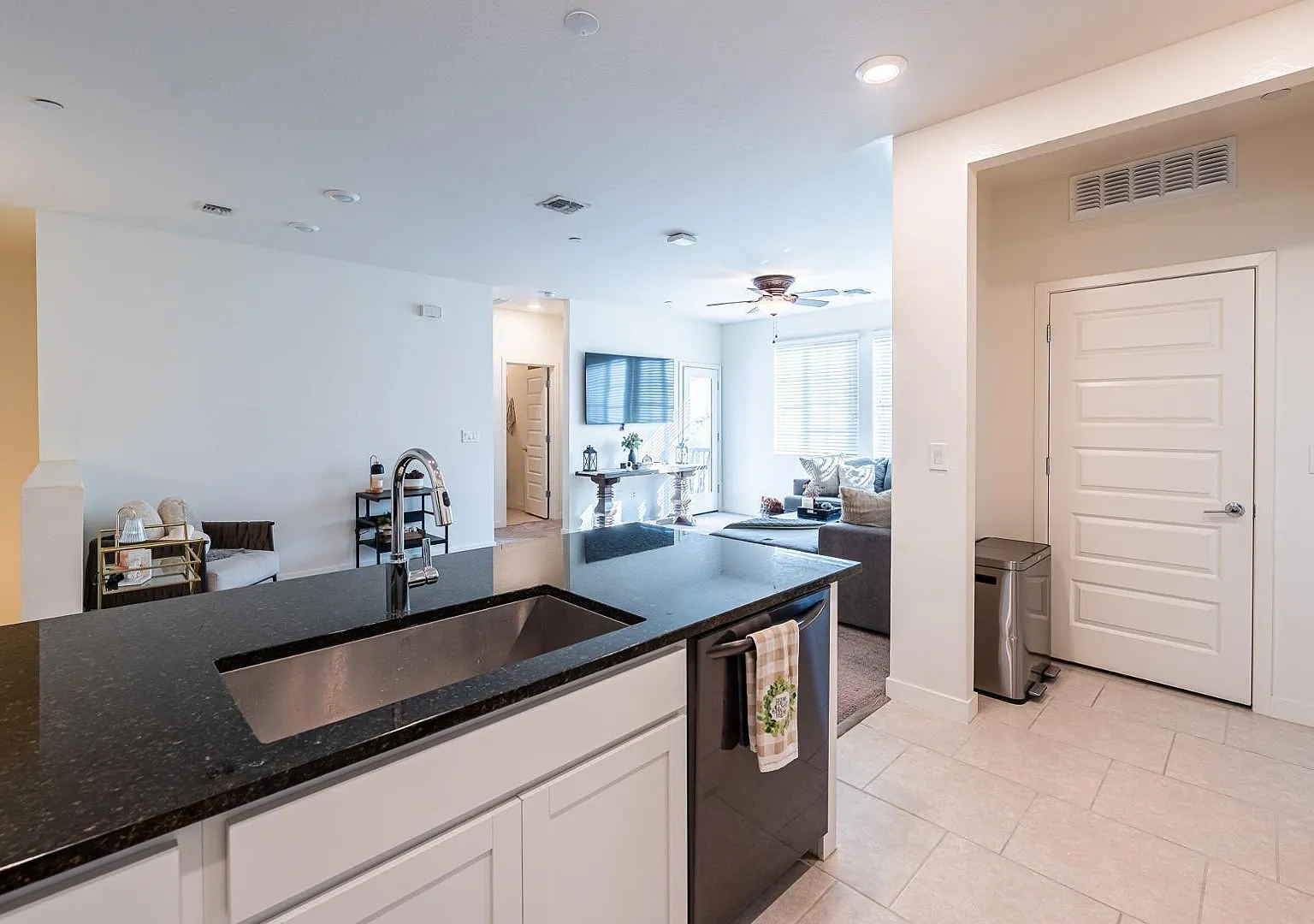 2 bed, 2.0 bath, 1096 sqft, $2,250 — Photo 2
