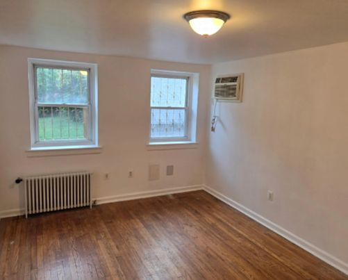 3rd image of 828 Waring Ave