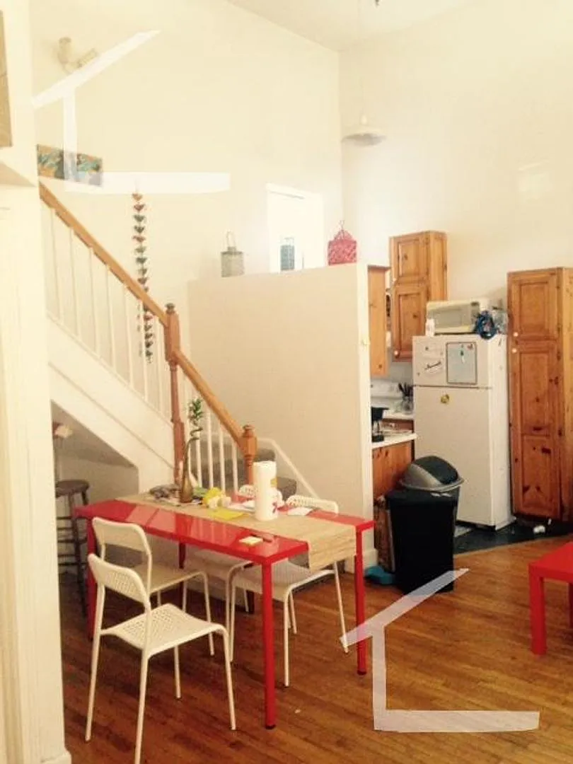 No Brokers Fee, Large Unit, Heat, Hot Water Included, Laundry on a Site — Photo 3