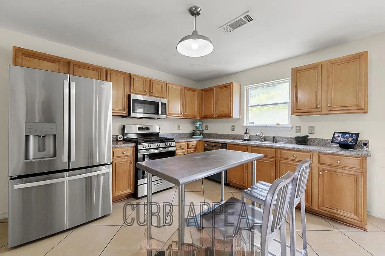 4 bed, 2.0 bath, 3000 sqft, $1,001 — Photo 4