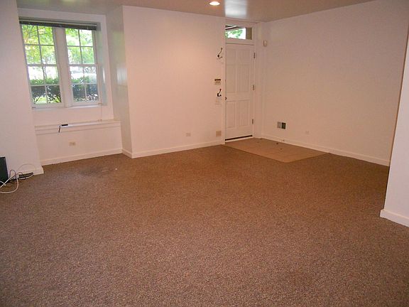3rd image of 2422 N Burling St #Gdn