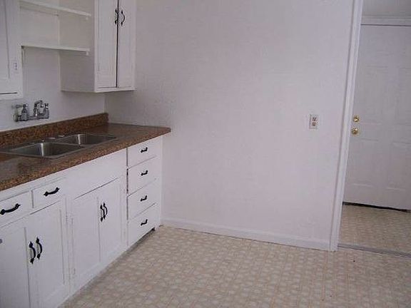 5th image of 813 S Sacramento St APT 2