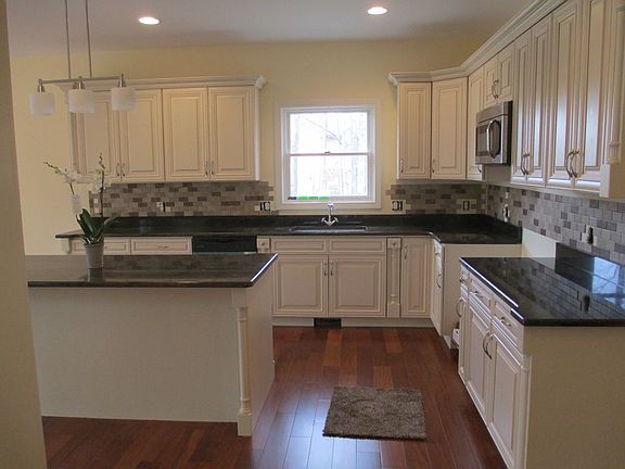 granite counters & hrdwd flr
