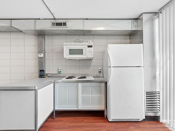 4th image of 8 S Hill Ave #612