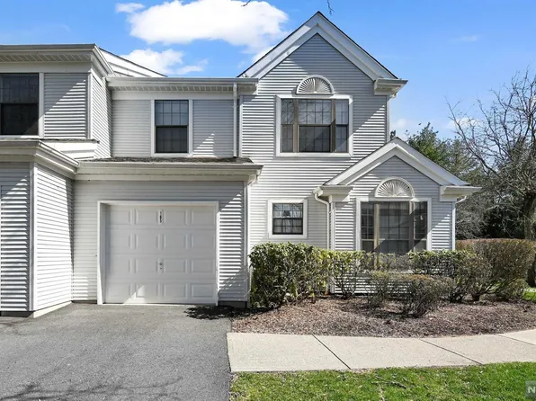 165 Demeduk Ct, Mahwah, NJ 07430