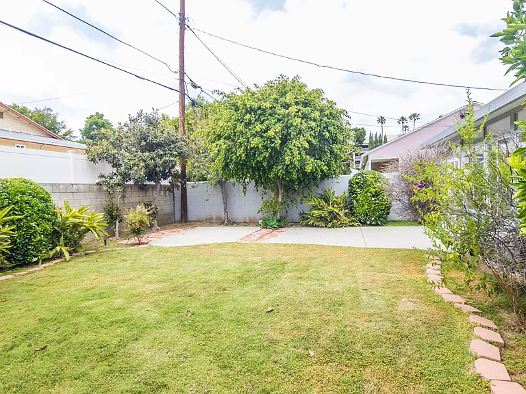 8129 Darby Ave — Photo 13