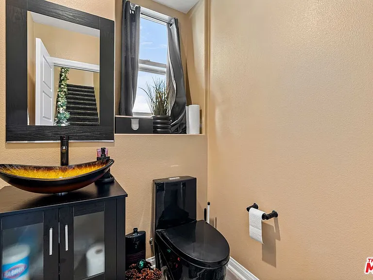 720 Grace Ave — Photo 23