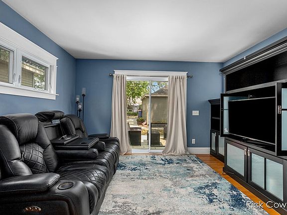 4th image of 1139 Hazen St SE