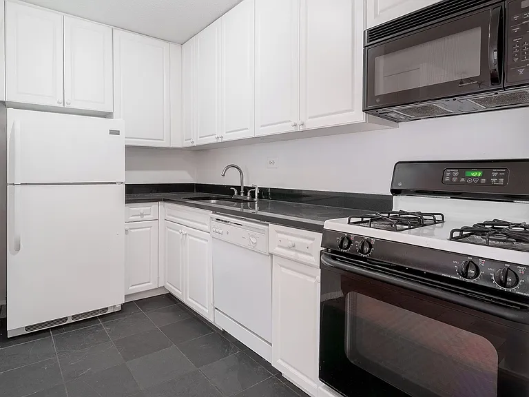 333 E 45th St #8B — Photo 3